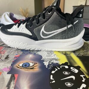 BRAND NEW NEVER WORN!! Kyrie Low 4 TB
